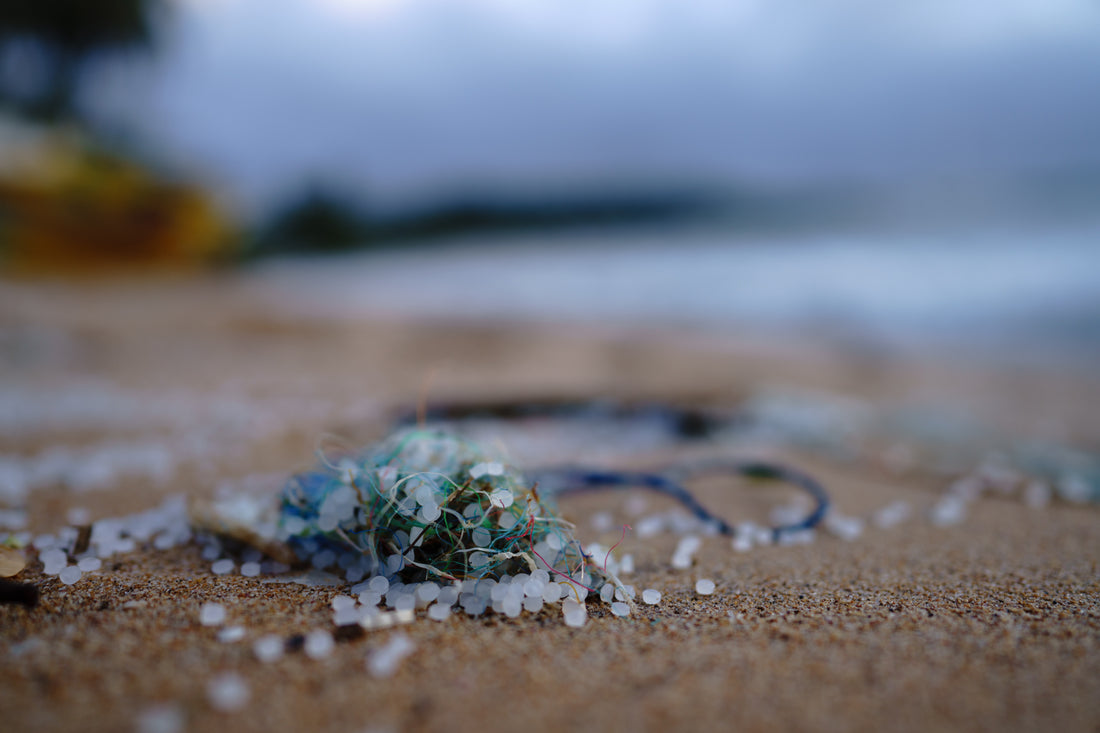 Microplastics in waterfles op strand