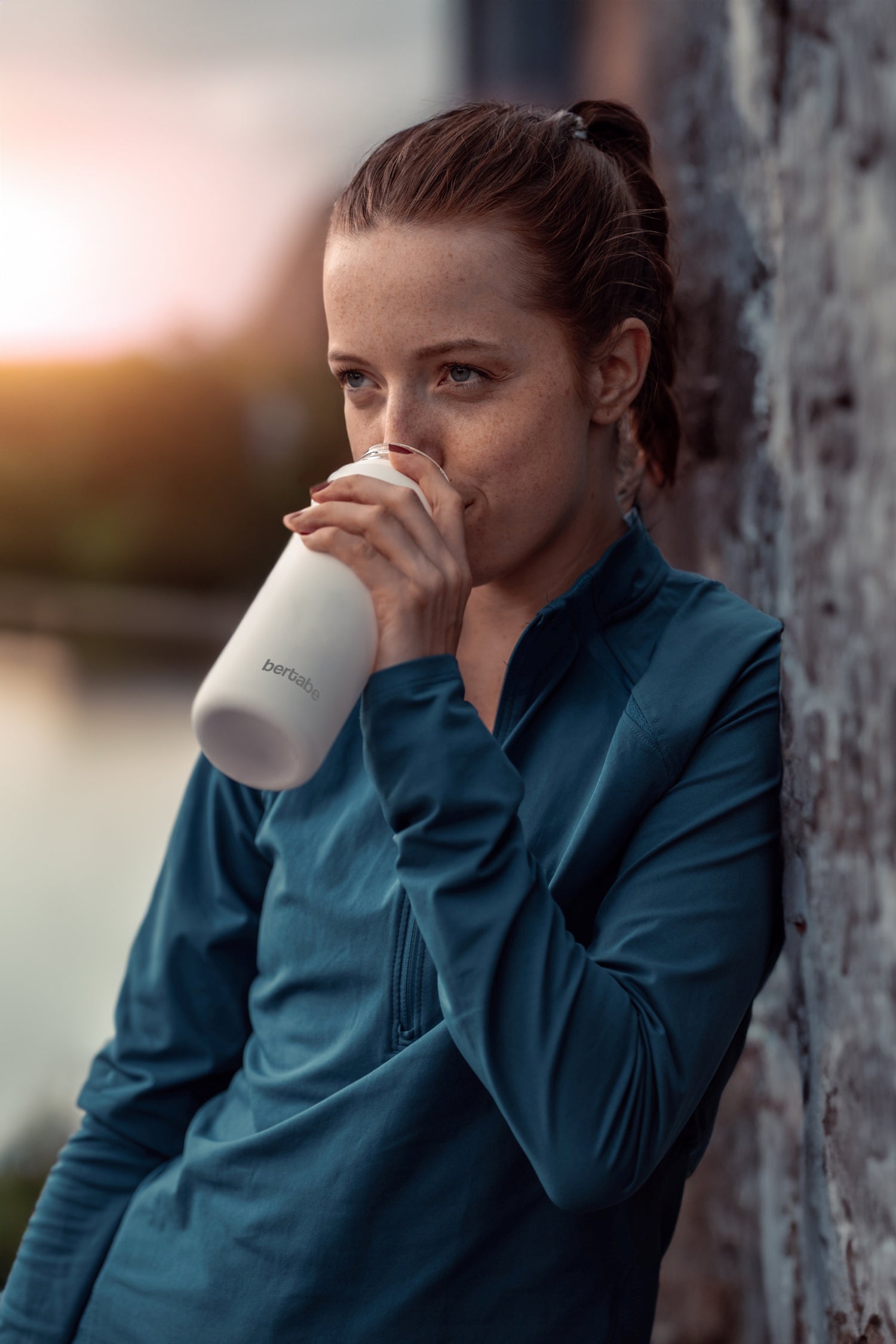 Vrouw die drinkt uit fles van Bertabe